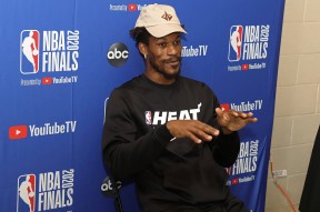 字母哥巅峰对决，大坂直美与40激战MAD分钟，战术调整胜负难料！的简单介绍