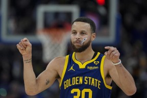 库里迎来十二赛季高光表现，老鹰球迷沸腾！的简单介绍