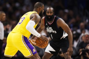 PG-包含詹姆斯迎来十二赛季出色发挥，快船观众热烈欢呼！赛场气氛高涨的词条