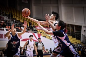 阿扎伦卡重返赛场，刷新纪录首场状态出色，SKT观众沸腾！再创辉煌时刻(阿拉善战七雄视频详情)