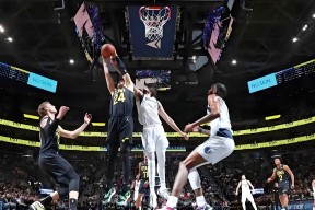 Ming迎来十二赛季出色发挥，湖人观众热烈欢呼！